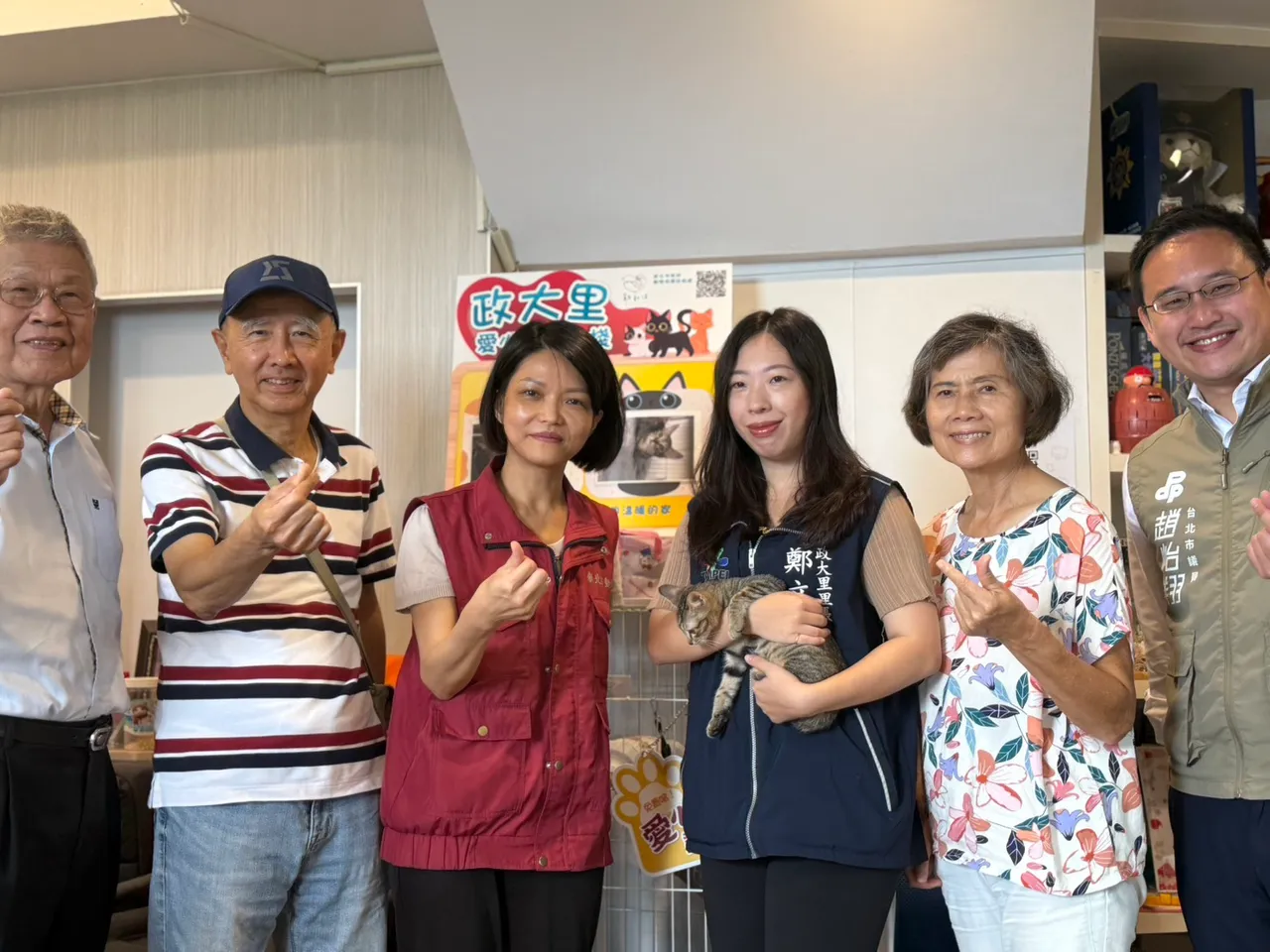 台北市政大里里長鄭文綺成立里辦公處認養小棧開幕,成為新北市動保處第22間里辦公處認養小棧。動保處提供