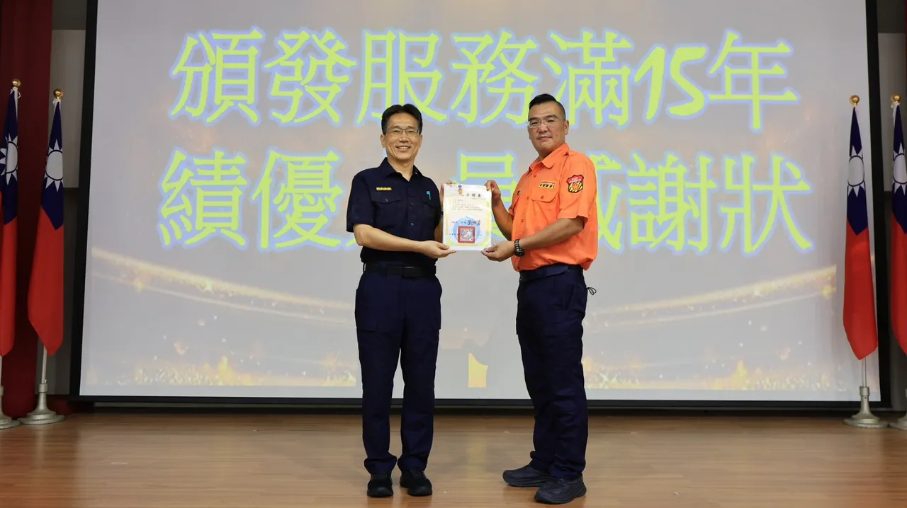 副分局长林柏宏代表转颁市长感谢状。警方提供