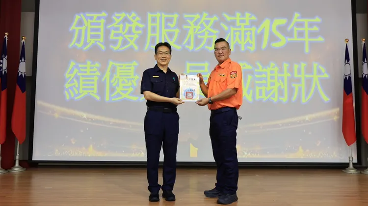 副分局長林柏宏代表轉頒市長感謝狀。警方提供