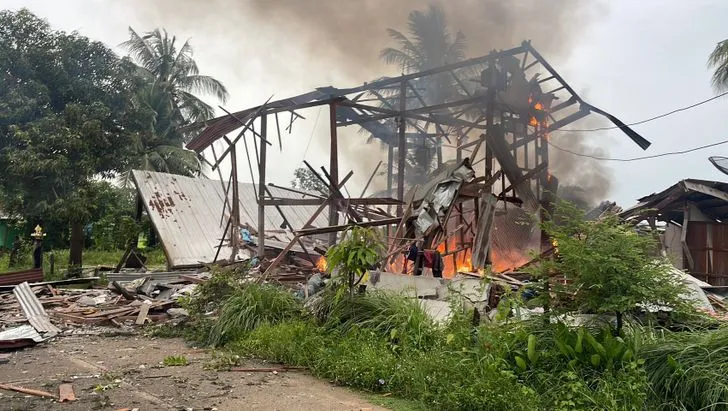 民宅遭火箭擊中。sanook