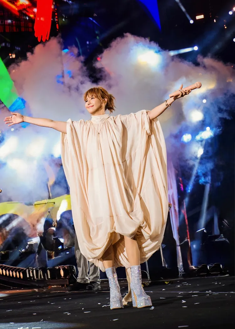 孫燕姿在巡迴演唱會青島站，穿戴BOUCHERON珠寶。品牌提供