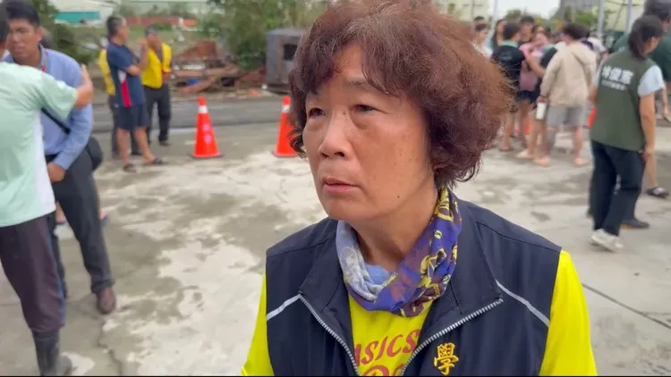 學甲秀昌里長謝錦雀講到聲淚俱下，拜託總統、拜託台電趕緊復電。莊曜聰攝