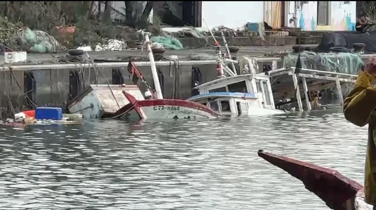 將軍漁港有漁船受損沉沒，仍待後續清理。莊曜聰攝