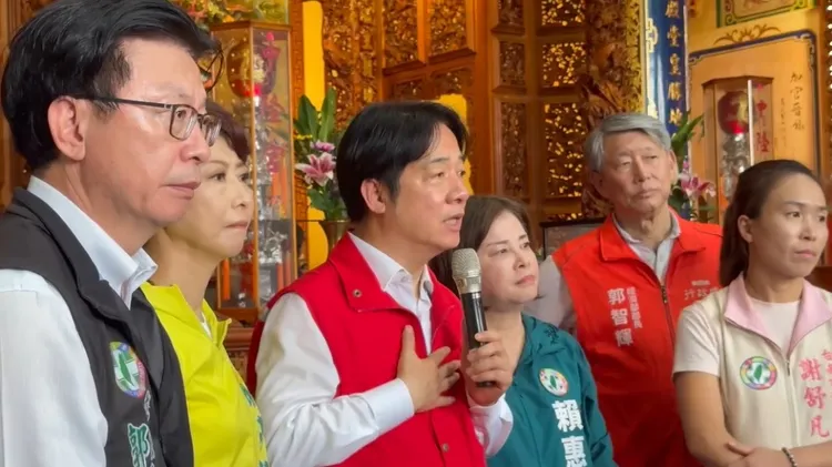 賴清德在學甲豐和里中隆宮聽取簡報，包括麻豆區里長、嘉義民眾都聞風而來要陳情。莊曜聰攝