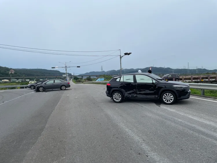 事故發生在苗栗縣三義鄉縣道140線與舊義里大橋路口。民眾提供