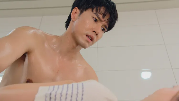 洪浩竣裸上身秀身材。民視提供