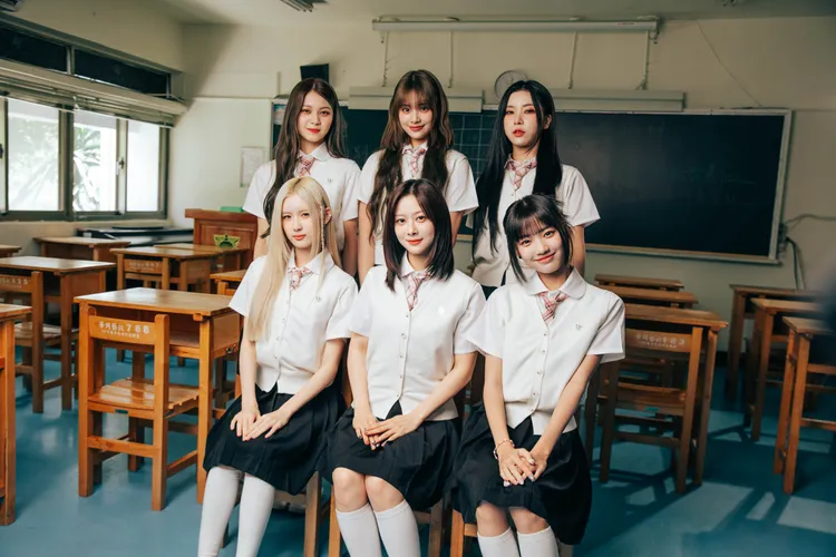 重返華岡藝校母校，幻藍小熊勾起滿滿青春回憶。北流提供