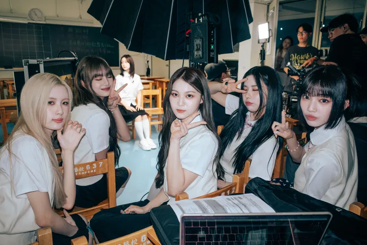 幻藍小熊重返母校華岡藝校，受到學弟妹熱烈歡迎。北流提供