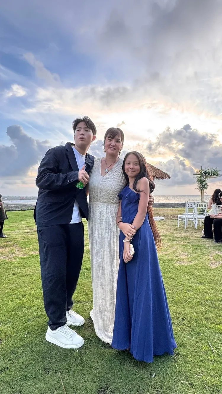 于小惠（中）和兒子、小女兒開心拍照留念。翻攝自于小惠臉書