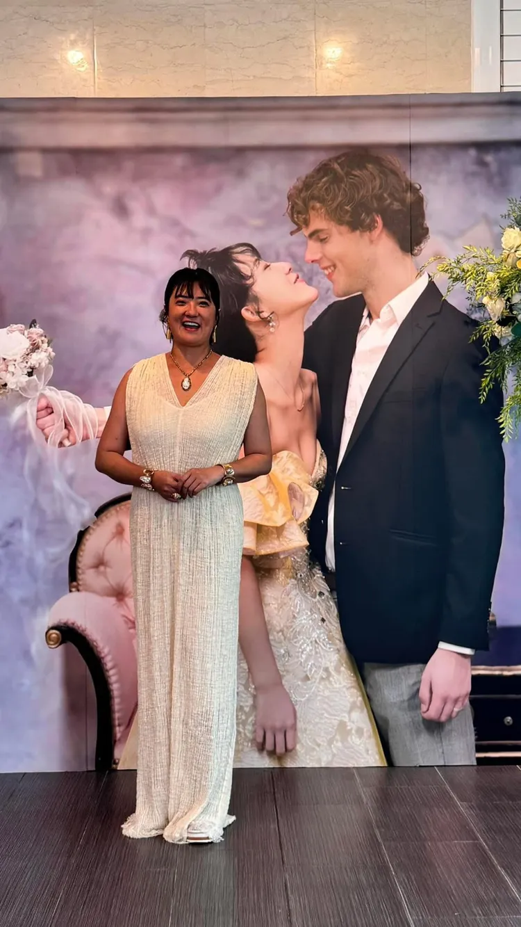 于小惠站在愛女和女婿的婚照背板前笑得開心。翻攝自于小惠臉書