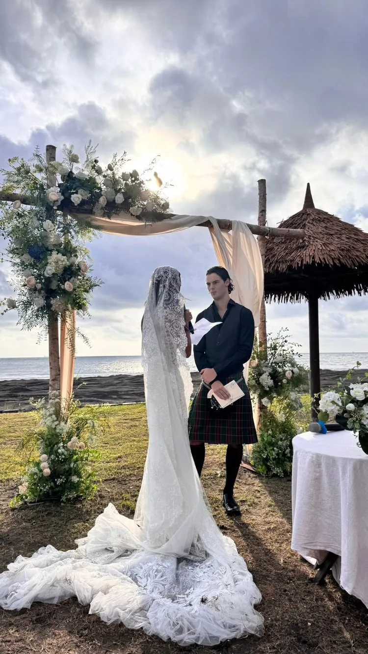 Tyler穿著蘇格蘭裙深情凝望妻子。翻攝自于小惠臉書