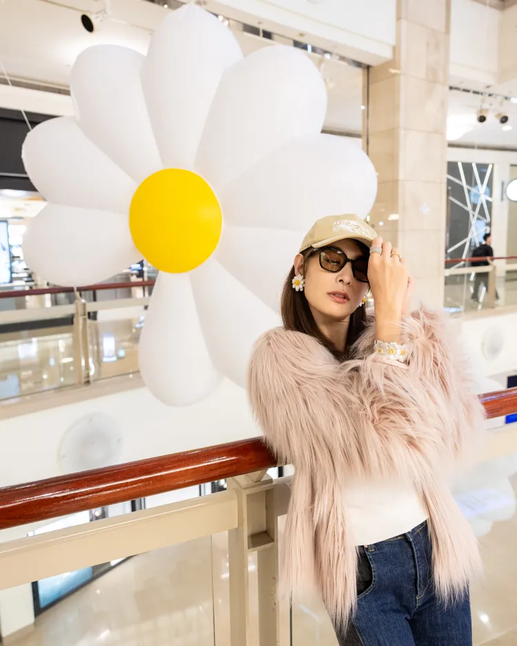 賈永婕戴上BUCCELLATI珠寶，在GD藝術展留影。品牌提供