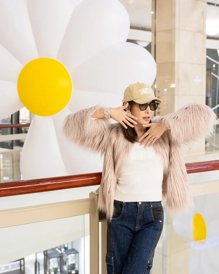 賈永婕戴上BUCCELLATI珠寶，在GD藝術展留影。品牌提供