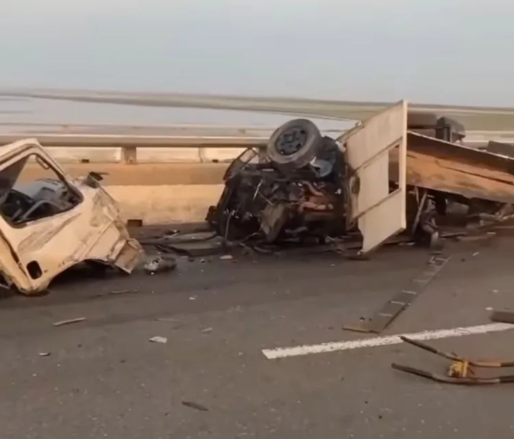 小貨車被撞爛，所幸駕駛當時因車子故障不在車上。民眾提供