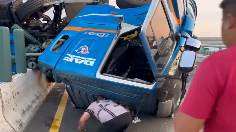 油罐車車頭撞到中央分隔島另一側。民眾提供