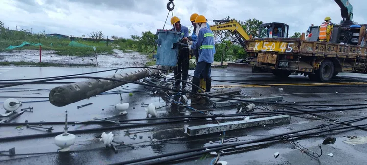 台南安南區電桿倒塌，台電同仁搶修中。台電提供
