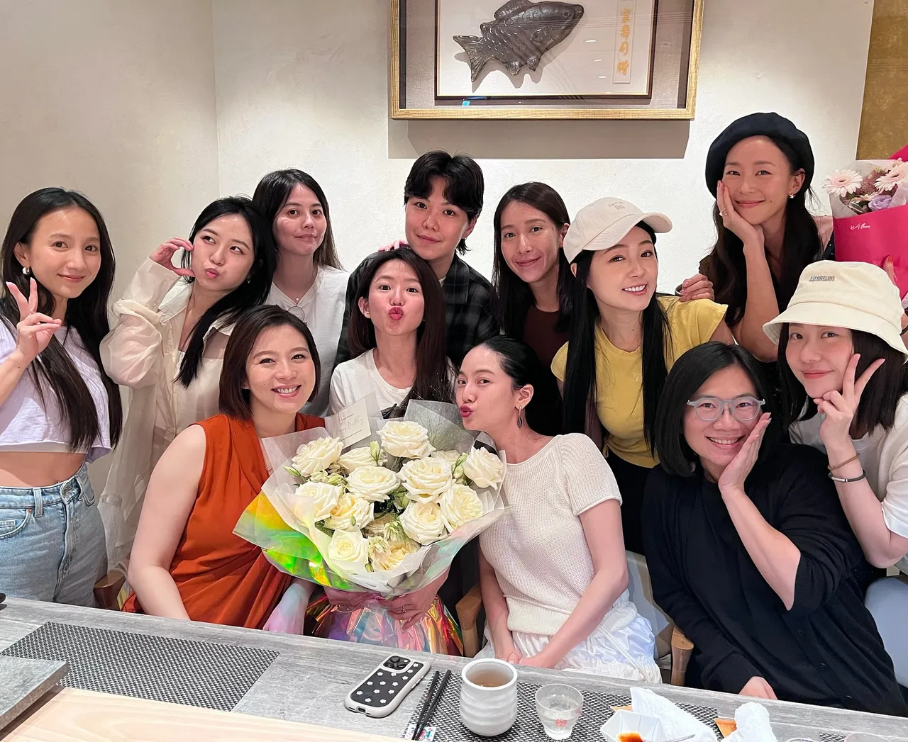郭书瑶生日趴与姊妹淘们同聚。翻摄《詹子晴丫头小板娘》脸书