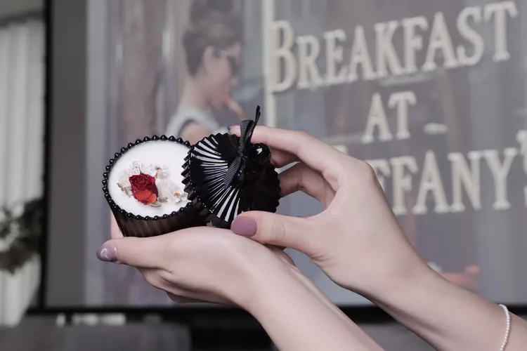 專案期間每週五、六下午，行政酒廊將播放奧黛麗赫本經典電影，邀請房客一同沉浸於光影與香氣交織的優雅時光。板橋凱撒大飯店提供