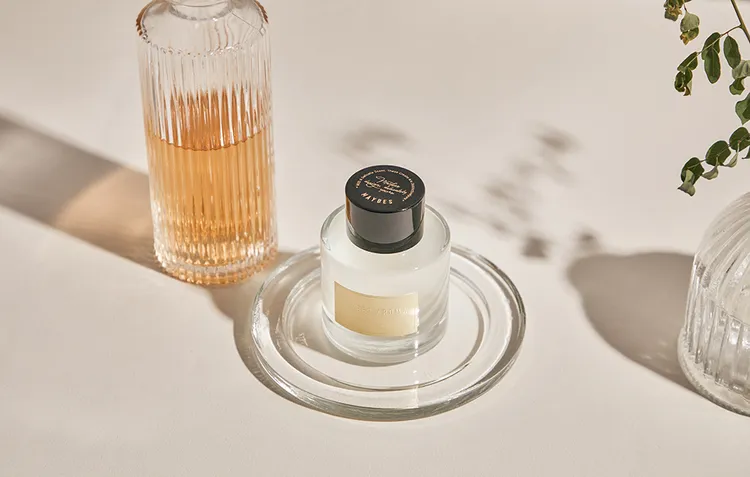 入住「致敬優雅的你」住房專案，房客可免費參加限量香氛調製課程，親手調配專屬於自己的優雅氣味。板橋凱撒大飯店提供