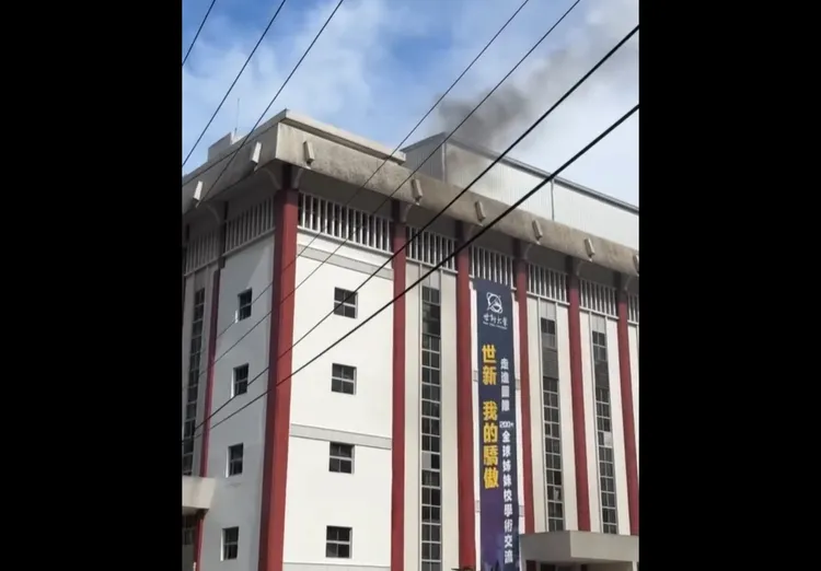 世新大學體育館6樓起火。翻攝自fi.shhh_2