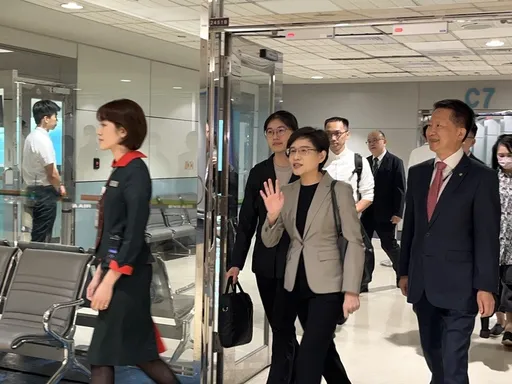 關稅談成了？鄭麗君今晨自美返台！見媒體微笑這麼說