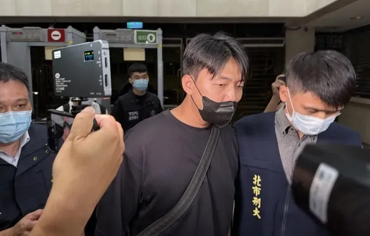 警方3日下午傳喚臉書粉專「迷因台式民主」版主、戴姓男工程師到案，並搜索戴男住處，深夜移送北檢複訊。中央社