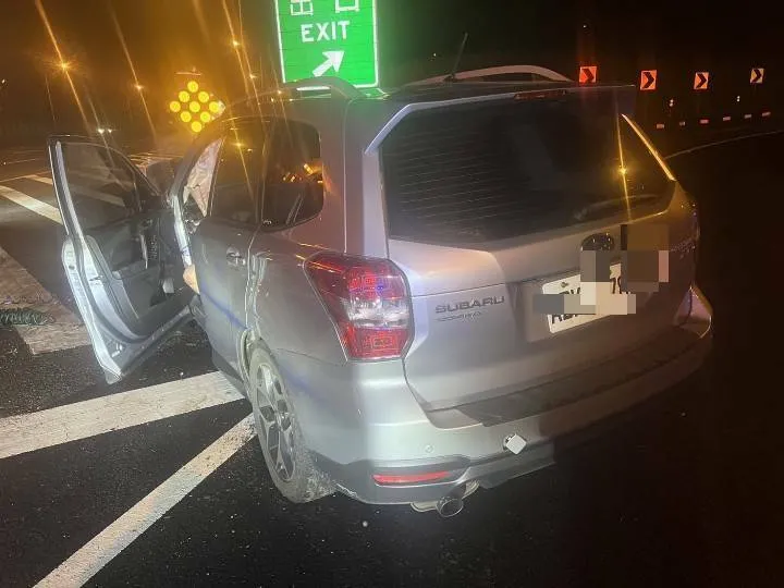 三义交流道出口匝道发生休旅车自撞死亡车祸。翻摄画面