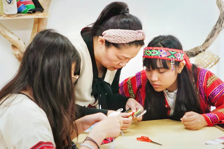 民眾與南島工藝師們一同編織珍貴文化體驗。館方提供