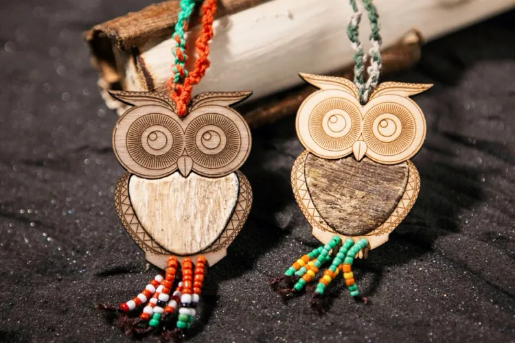 敲打天然樹皮，製作栩栩如生的貓頭鷹吊飾。館方提供