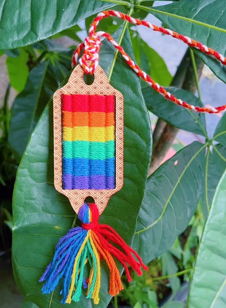 泰雅族織女分享傳統弓織技藝，帶領參與者親手編織傳統織帶。館方提供