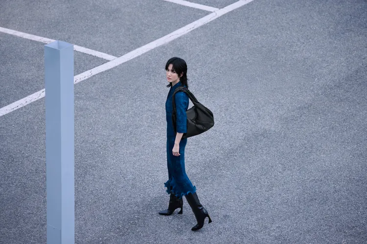 宋慧喬頂狼尾頭為FENDI拍攝Spy Bag數位宣傳廣告。品牌提供