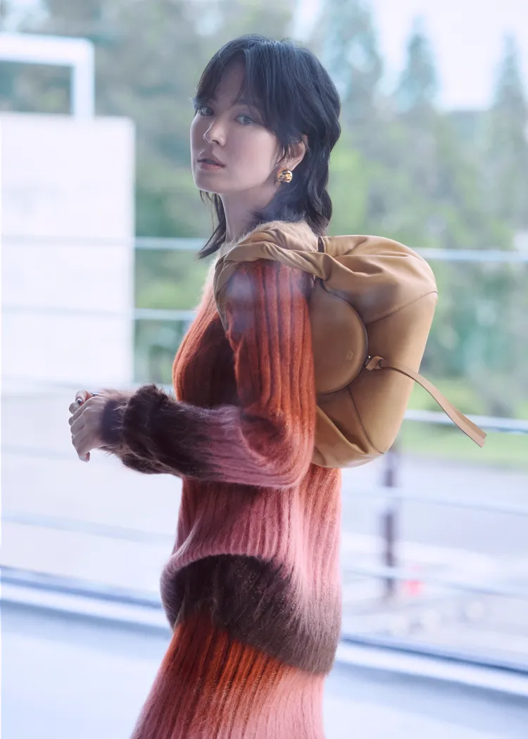 宋慧喬頂狼尾頭為FENDI拍攝Spy Bag數位宣傳廣告。品牌提供