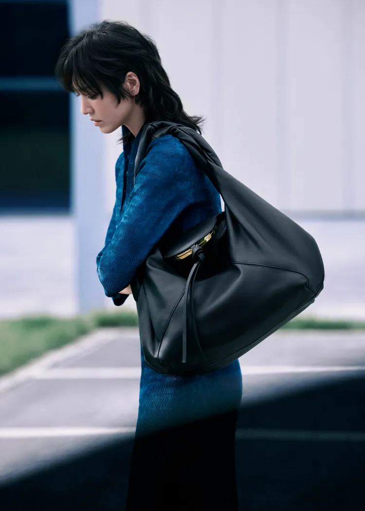 宋慧喬頂狼尾頭為FENDI拍攝Spy Bag數位宣傳廣告。品牌提供