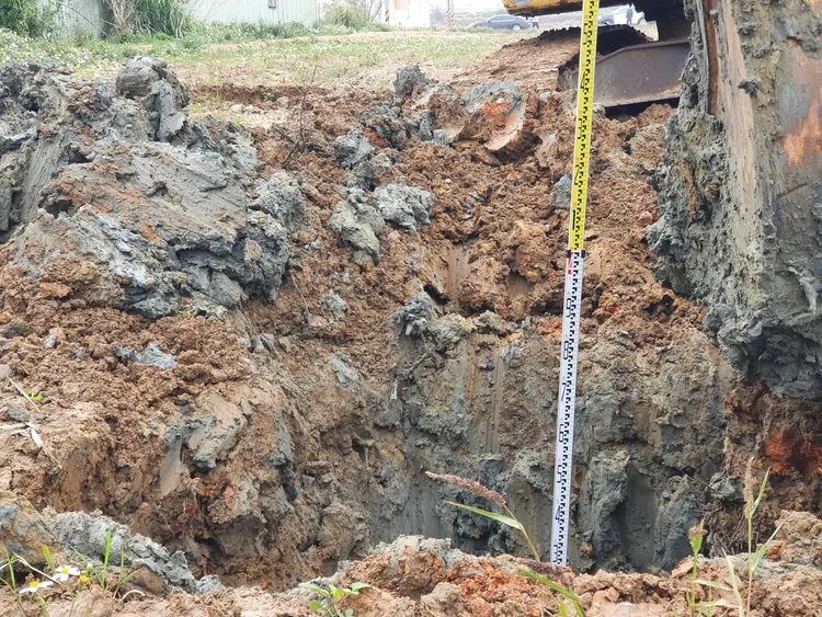 現場掩埋的廢棄物。桃園地檢署提供