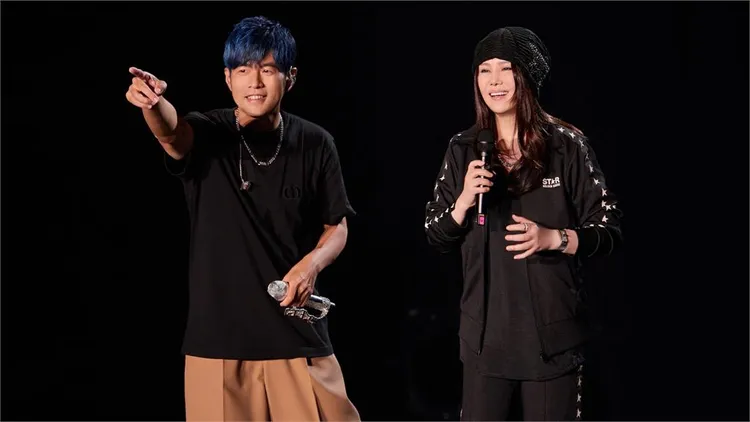 江蕙（右）與周杰倫情如姊弟，連周董3名子女都喊她「姑姑」。杰威爾提供