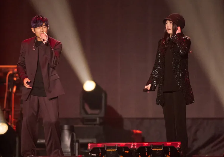 江蕙（右）過去退休時光常陪周杰倫巡演，幫忙顧小孩兼度假。杰威爾提供