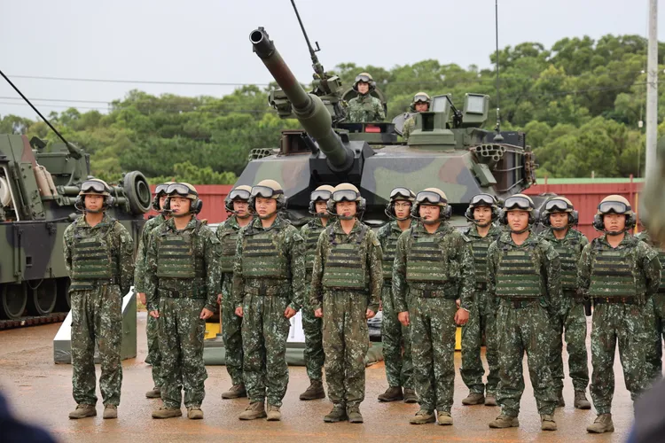 國軍M1A2T戰車今天首度實彈射擊，584旅官兵與戰車合影。李俊毅攝