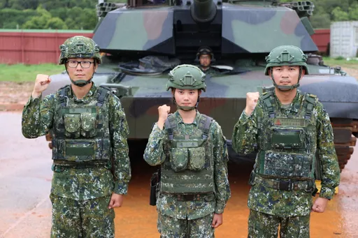 駕駛「地表最強」M1A2T戰車 美女連長:心情很激動也很自豪