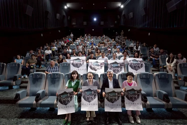 蕭美琴（前排左二）邀請前副總統陳建仁夫妻（前排右二）、許淑華議員（前排左一）共同看片。翻攝FB