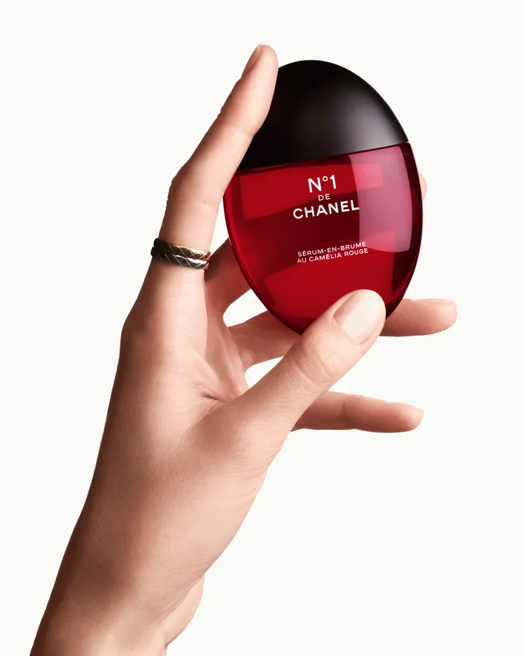香奈兒1號紅色山茶花精萃噴霧，3980元。品牌提供