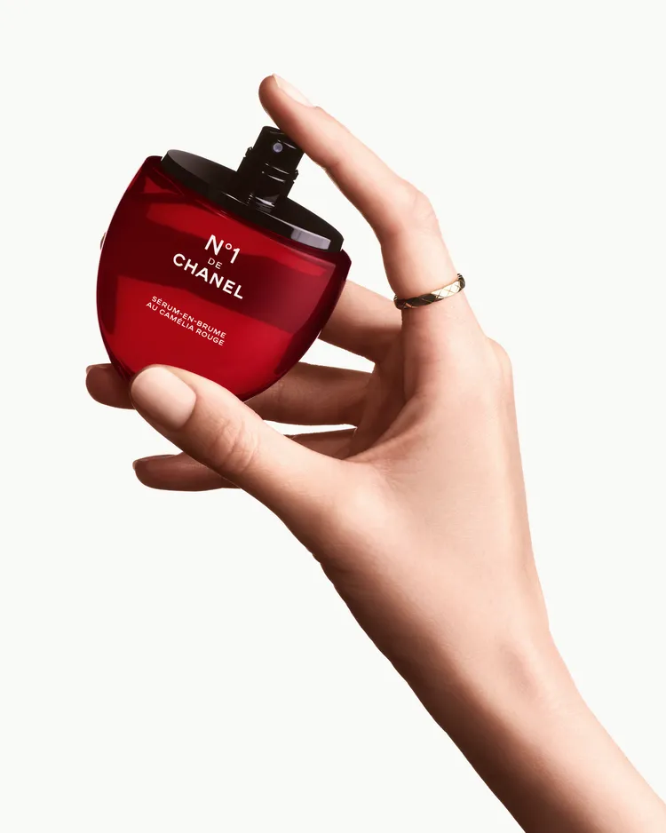 香奈兒1號紅色山茶花精萃噴霧，3980元。品牌提供