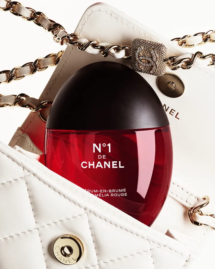 香奈兒推出全新1號紅色山茶花精萃噴霧，可輕鬆放進隨身小包中。品牌提供