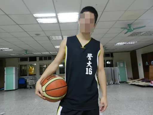 偷拍与警花女友性爱片捞30万 渣警青涩照曝光!育婴假留职停薪中
