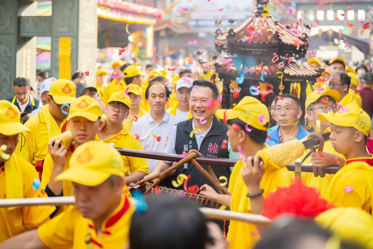 苏俊宾与信众们一同扛著神将参与遶境祈福活动。桃园市府提供