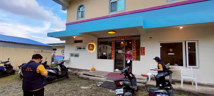 縣府人員前往潛水店稽查。台東縣政府提供