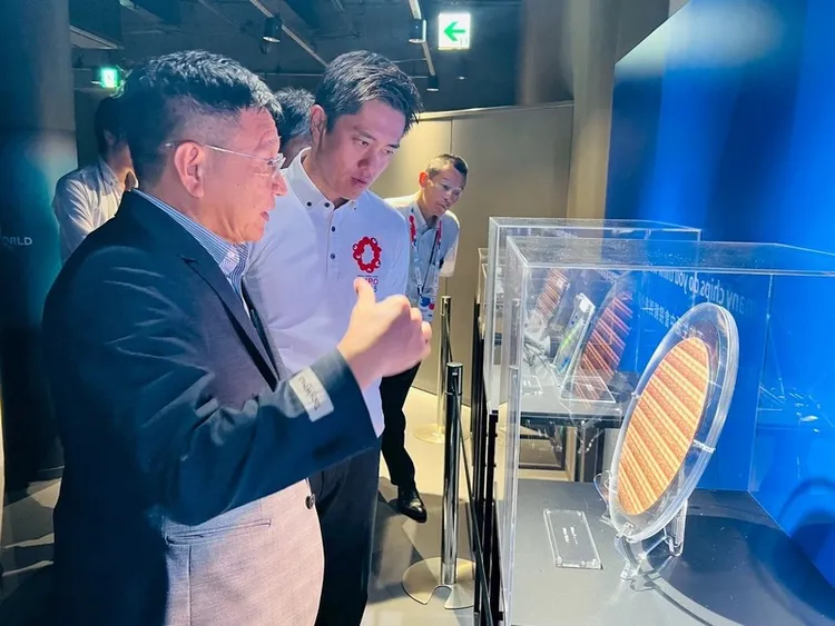 大阪府知事吉村洋文（後）26日造訪大阪世博TECH WORLD館，展開一場以「連結世界，共創美好未來生活」為主軸的探索之旅。在館長邱揮立（前）陪同下，參觀生命劇場、自然劇場與未來劇場，透過多感官互動體驗深入認識生命、自然與未來科技之間的緊密關聯。 （TECH WORLD館提供） 中央社