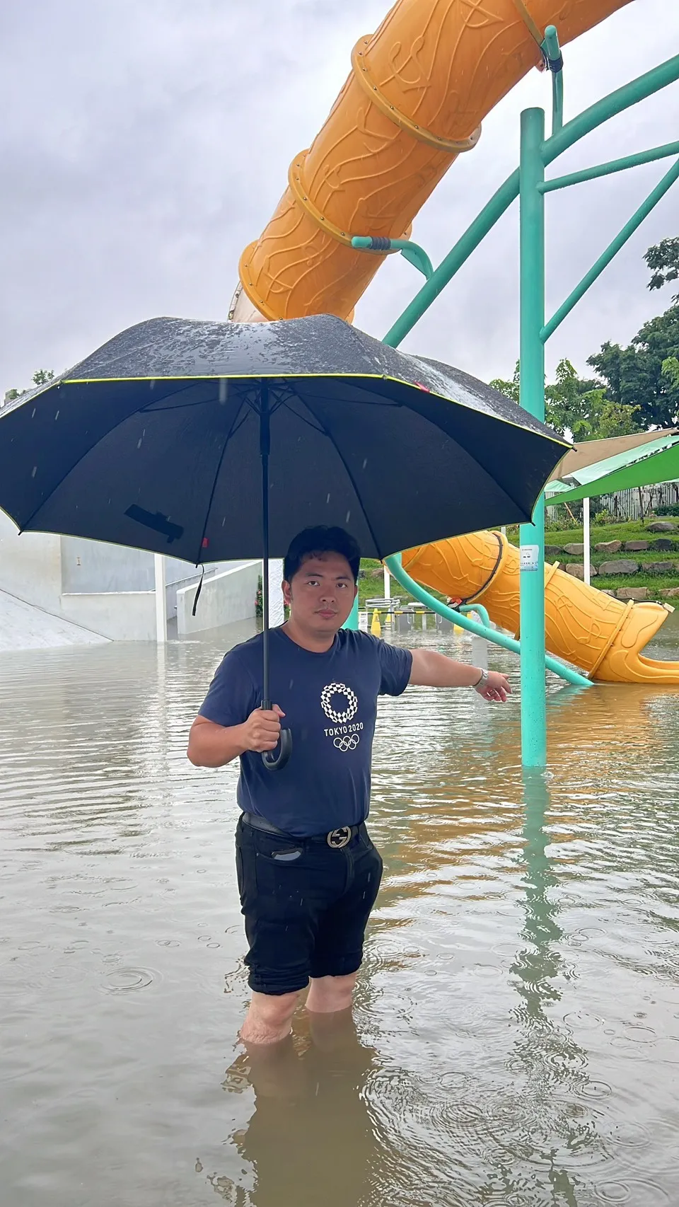 市议员蔡耀颉说,马卡龙公园儿童游戏区成了「积水池」,旁边草皮区反而仅有少量积水,批评排水设计失效。蔡耀颉提供
