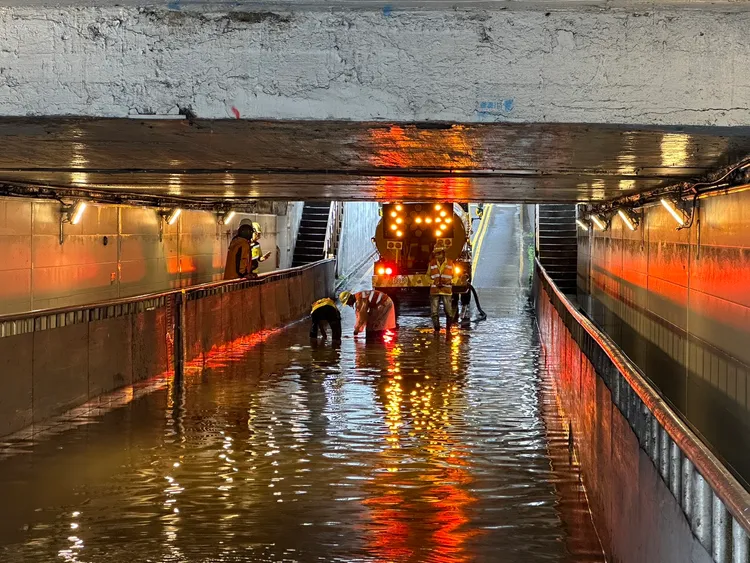 民族地下道積水。桃園警分局提供