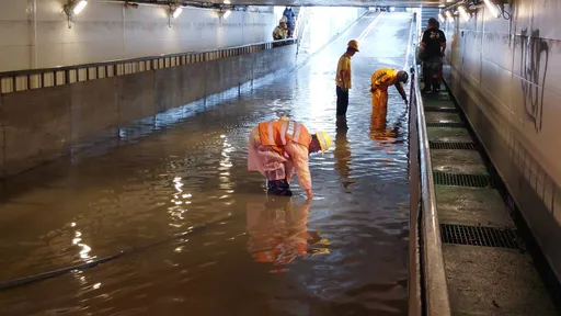 強降雨地下道積水 桃警封鎖疏導配合市府養工處抽水排除
