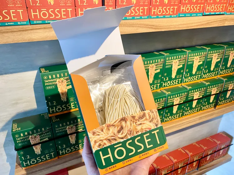 「HōSSET虎勢」首波推出兩款豬肉乾拌麵，包裝盒獨家設計方便撕開口，更具有收納特性。莊偉祺攝